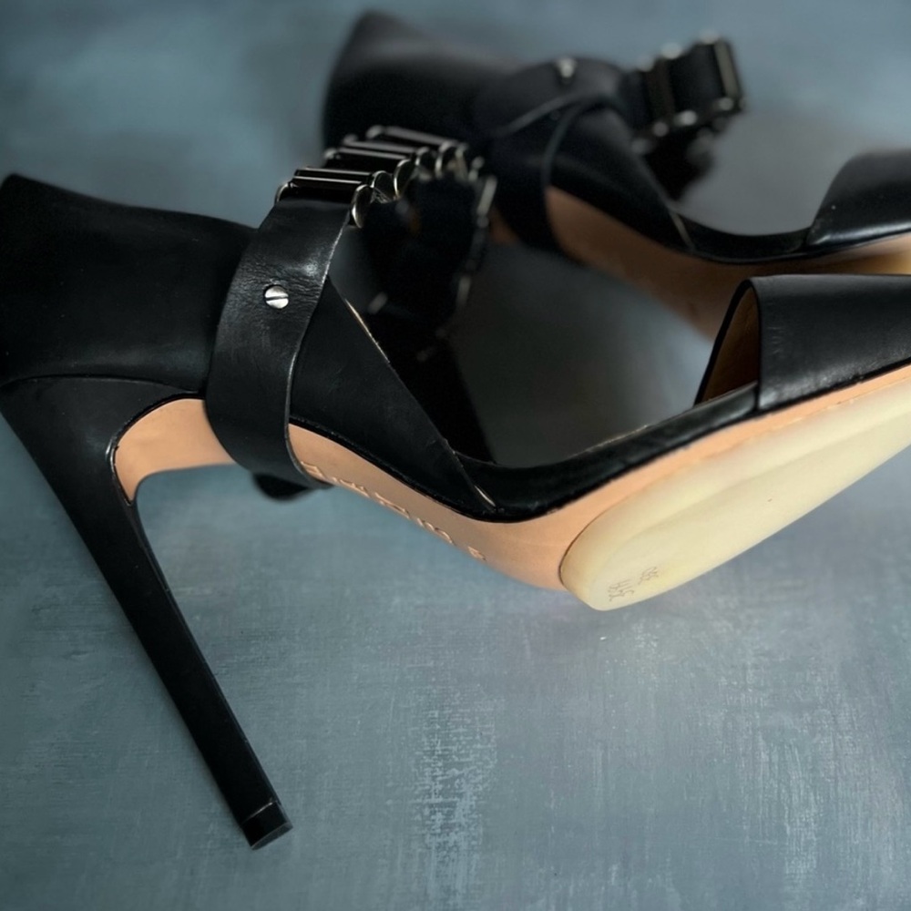 Black Leather Pump Heels Pointy Toes with a Chain Detail - Picture 10 of 10